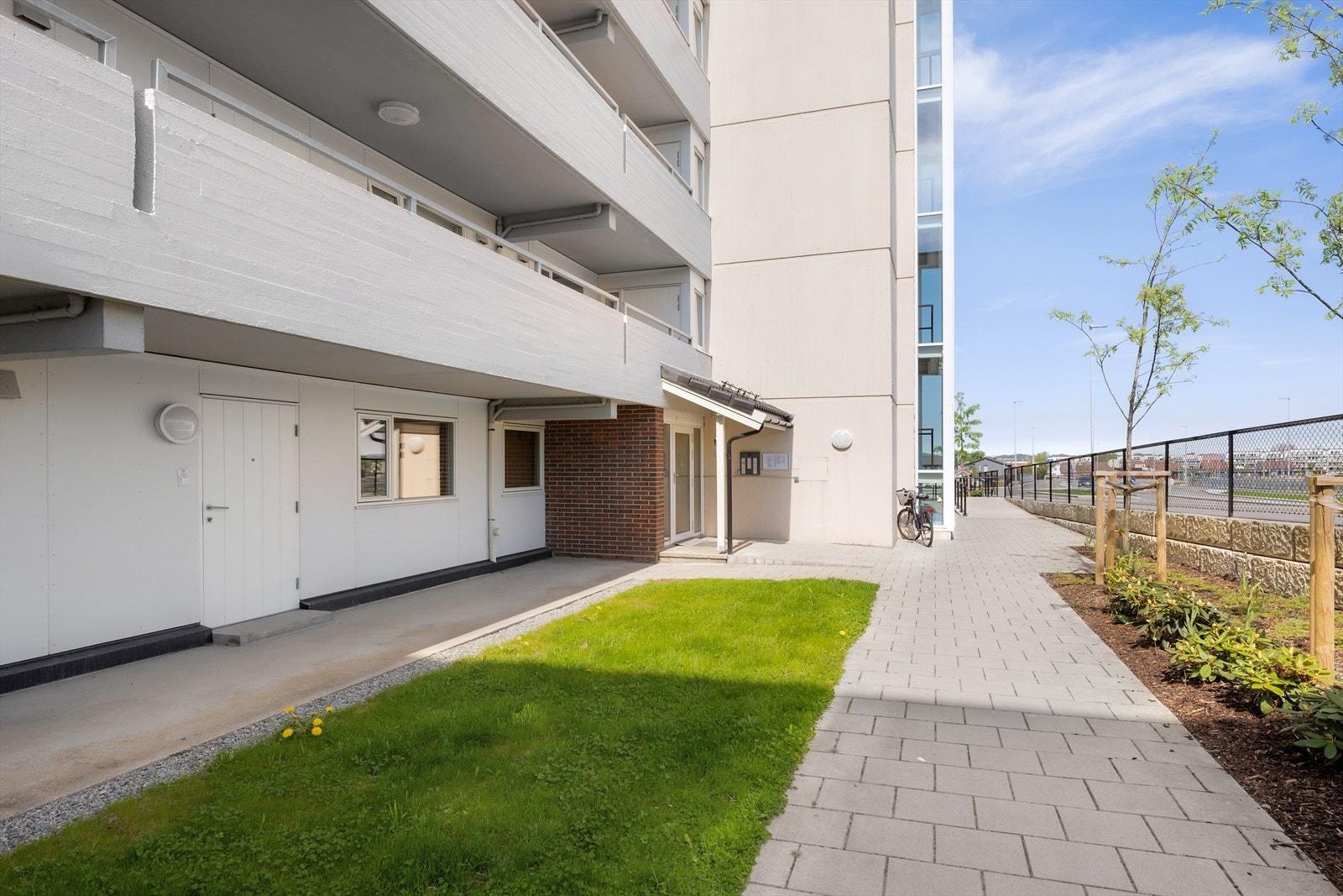 Boligen har egen inngang på bakkeplan Galleribilde