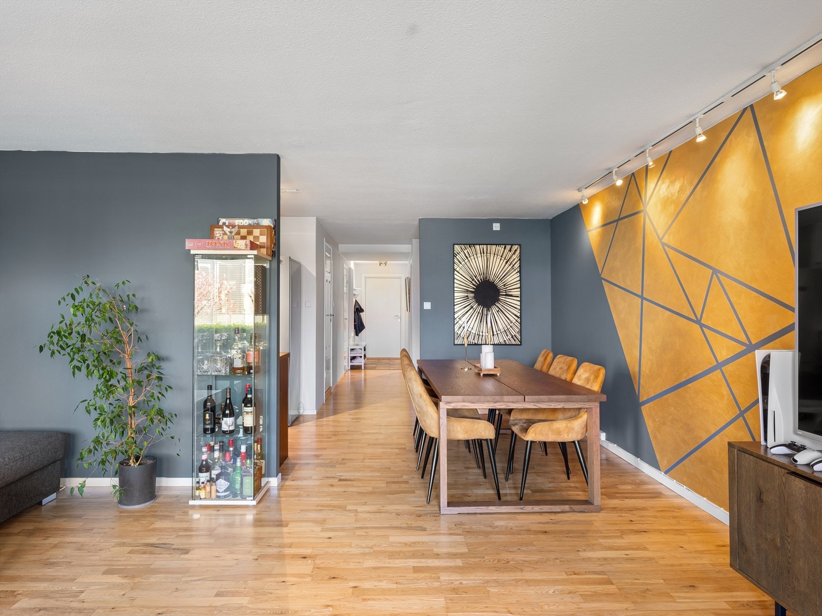 God plass til spisebord for sosiale sammenkomster Galleribilde