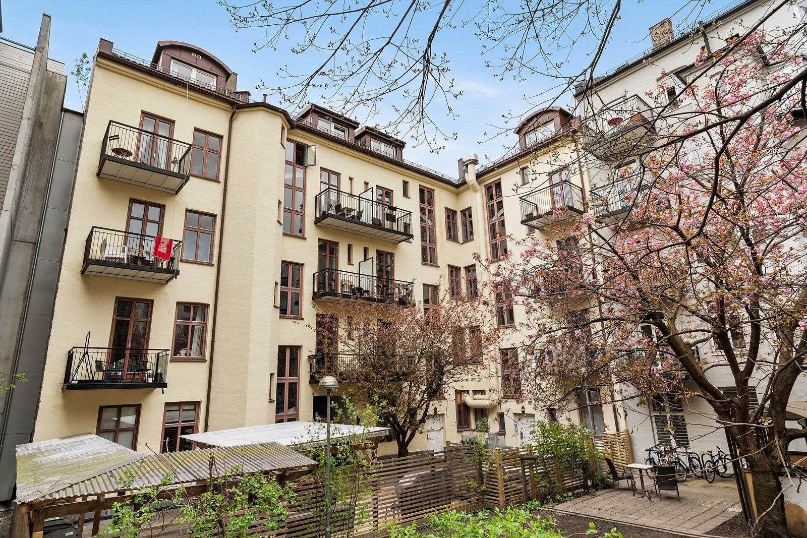 Pent opparbeidet bakgård med sittegrupper og grill. Galleribilde