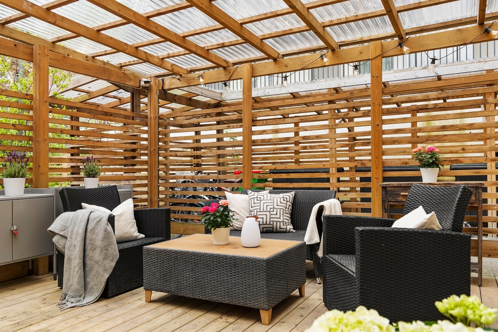 Sittegruppe under pergola med takplater Galleribilde