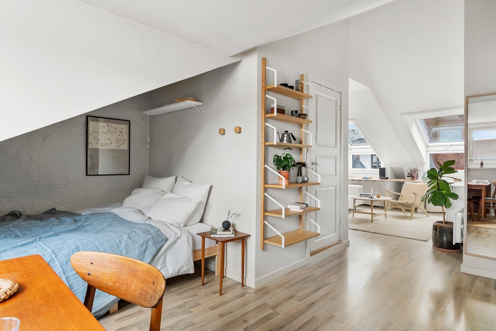 Lyst og luftig med store vindusflater på begge sider av leiligheten. Galleribilde