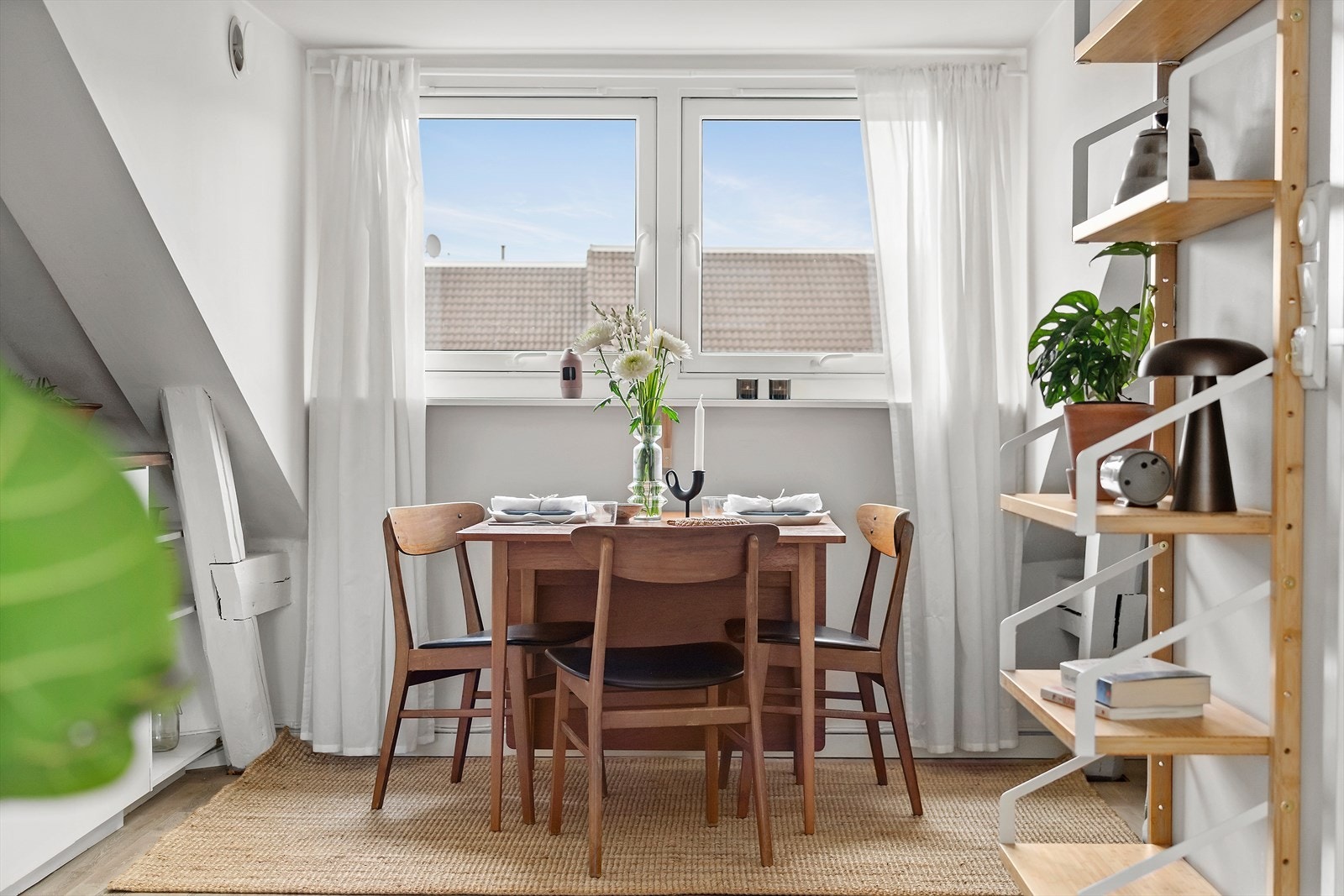 Vindusflater mot nordøst ved spiseplass. Galleribilde