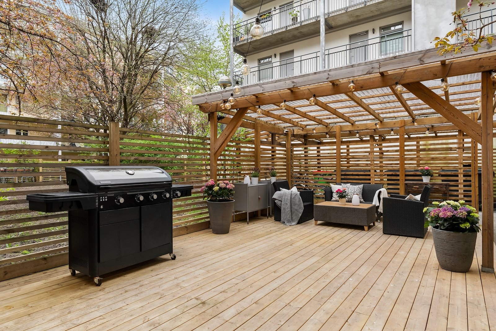 Hyggelig uteplass i bakgård med pergola, sittegruppe og grill til felles disposisjon. Bakgården har sykkelstativ. Galleribilde
