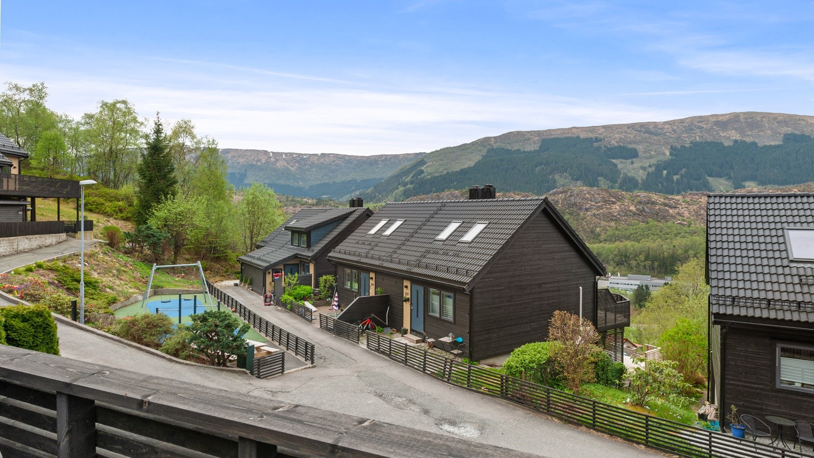 Det er utsikt over nærområdet og tilliggende område fra terrassen. Tilknyttet terrassen er det en stor utebod med lagringsmuligheter. Det er også en sportsbod ved inngangsdøren nede. Galleribilde
