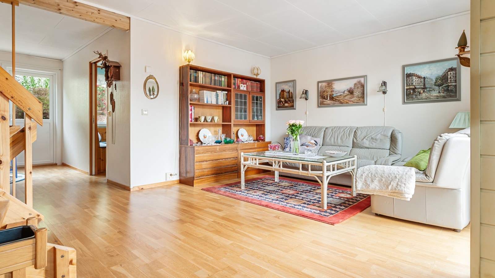 Lys og trivelig stue med klassisk eikeparkett på gulvet. Galleribilde