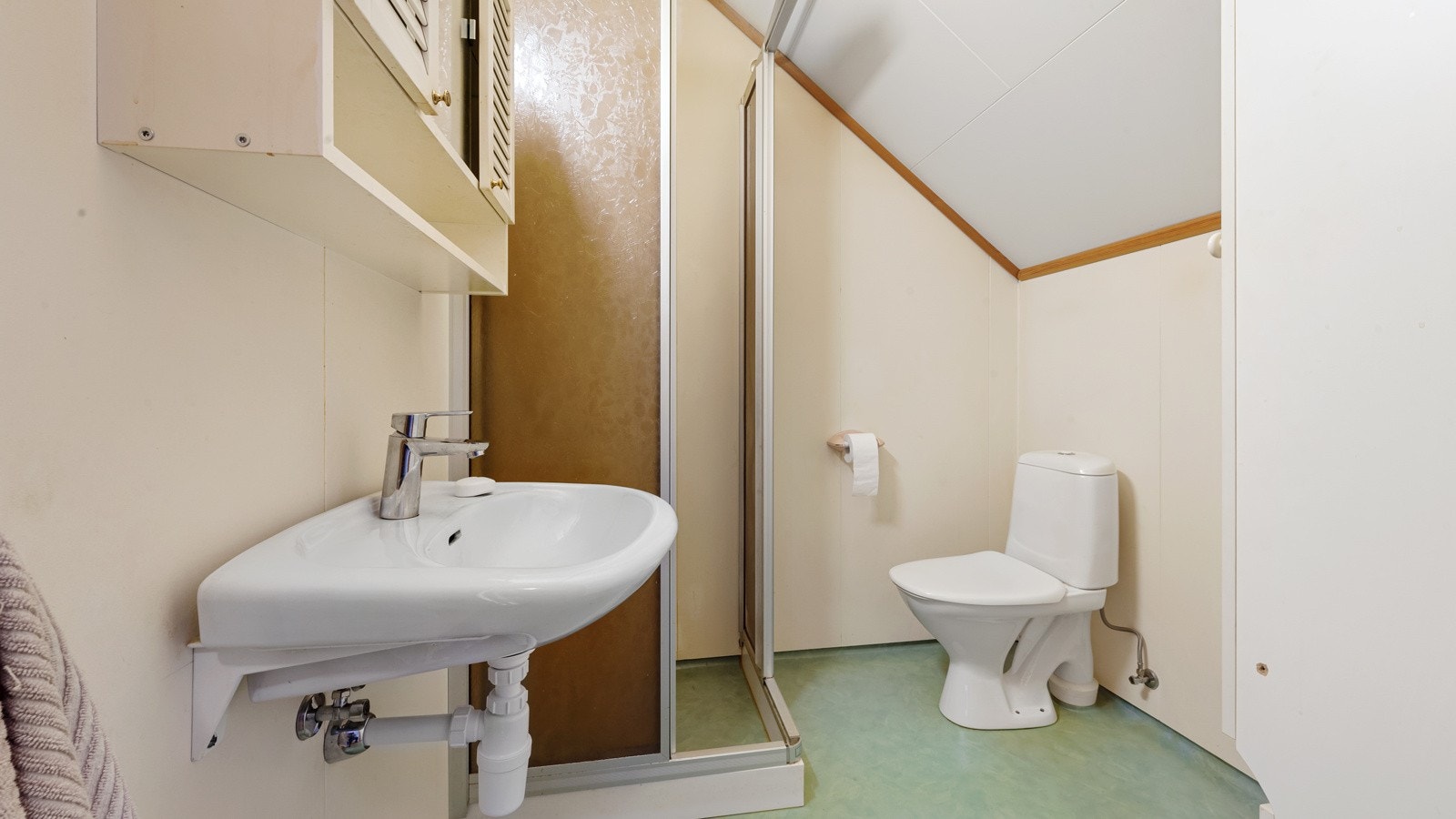 Bildet viser badet i loftsetasjen, som har enkel standard. Galleribilde