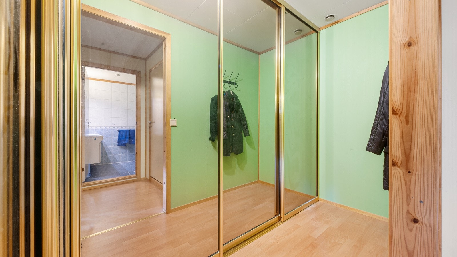 Det er også et rom med en stor speilgarderobe innenfor gangen, med plass til ytterklær, sko og andre ting. Galleribilde