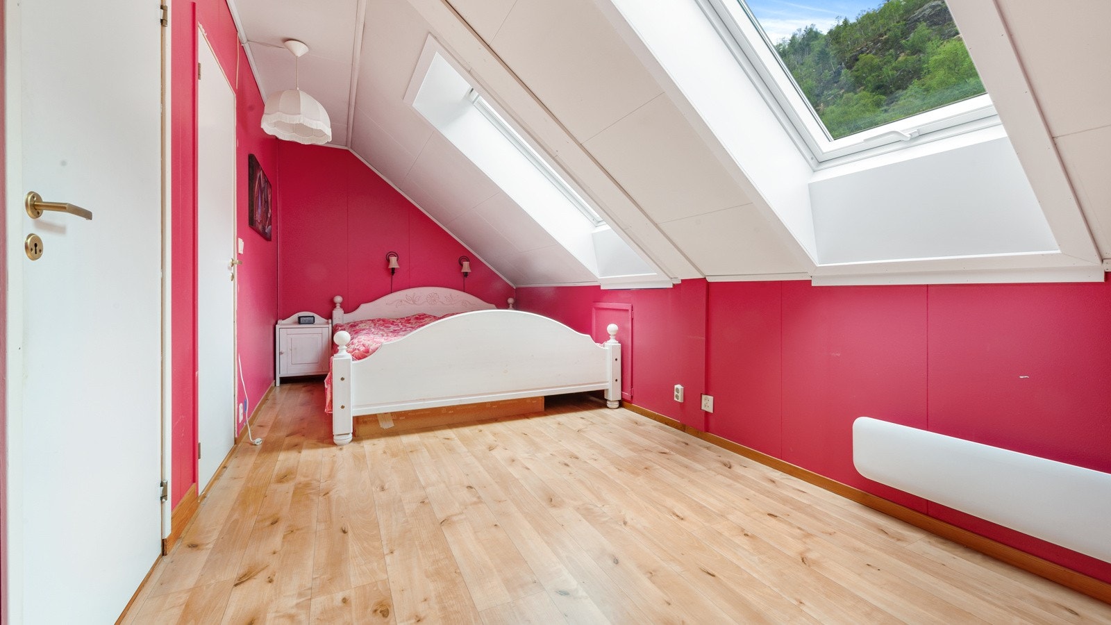Romslig soveværelse med Velux-vinduer i taket (ved å sette opp en lettvegg kan man tilbakeføre rommet, slik at man får 2 soverom). Galleribilde