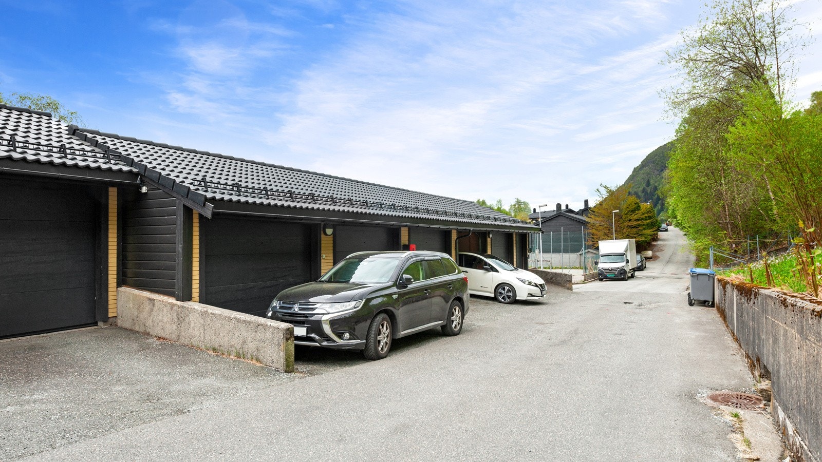 Tilknyttet boligen er det fast garasjeplass i felles rekke. Garasjerekken er renovert i senere tid. Galleribilde