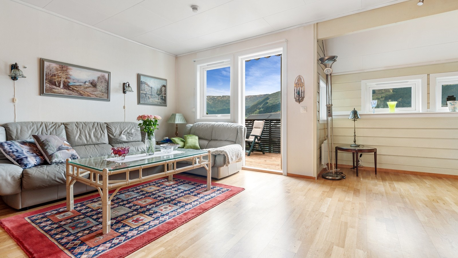 Stuen har bra størrelse med plass til både sofagruppe og spisestuebord. Det er utgang til den vestvendte terrassen fra stuen. Terrassedøren og alle vinduer er skiftet i senere tid. Galleribilde