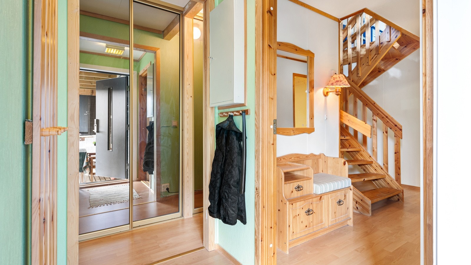 I forbindelse med vindfanget er det skyvedørsgarderobe med speilglass, som gir en positiv romfølelse. Galleribilde