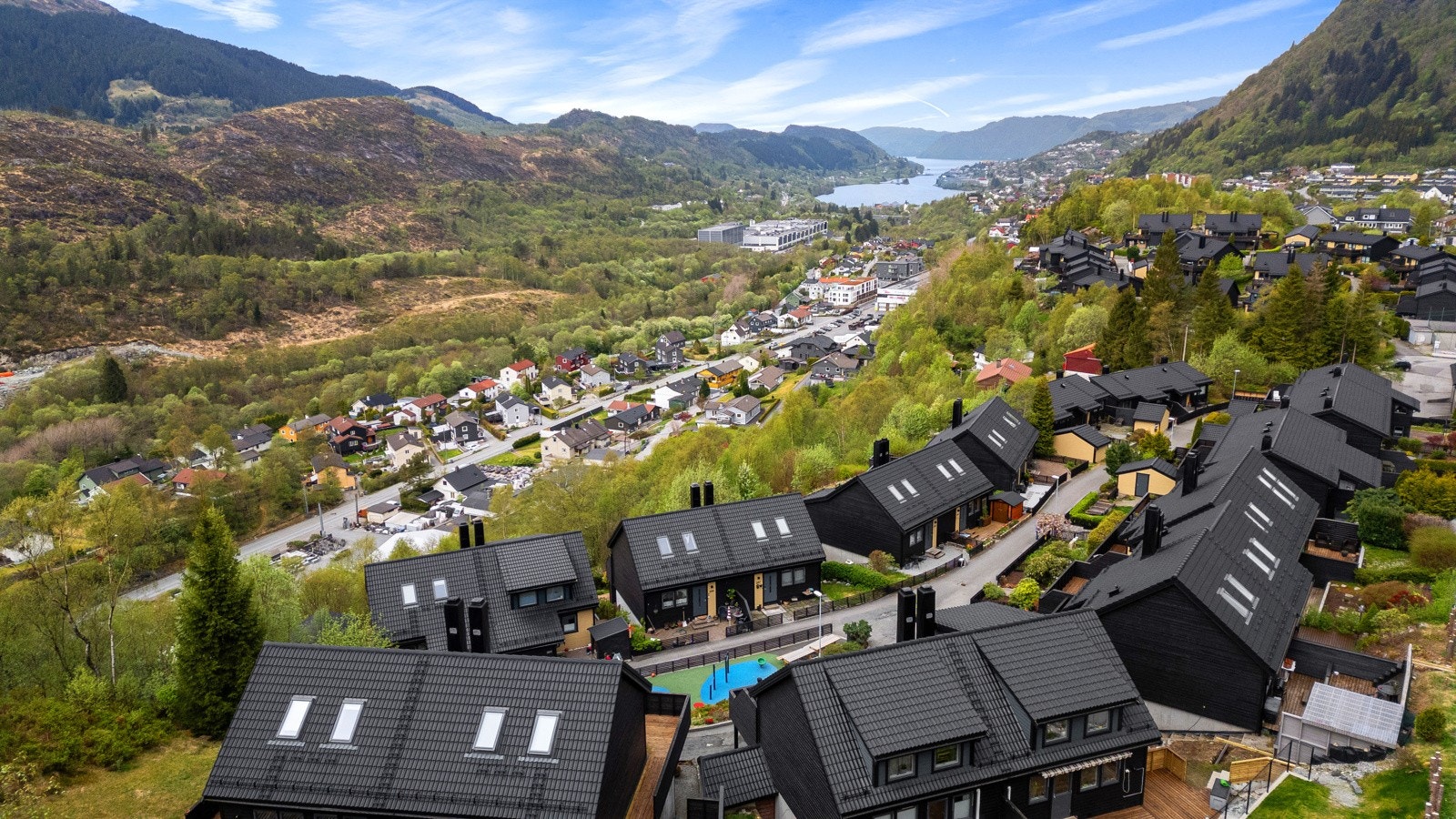 Det er få minutters kjøretid til Arna sentrum med blant annet Øyrane Torg og togforbindelse til Bergen sentrum. Galleribilde
