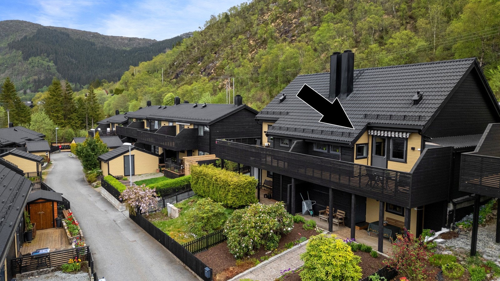 Del av tomannsbolig i populært område | Vestvendt terrasse | Fast garasjeplass | Nye vinduer/ytterdør/kledning i 2021/22 | Meget barnevennlige omgivelser! Galleribilde