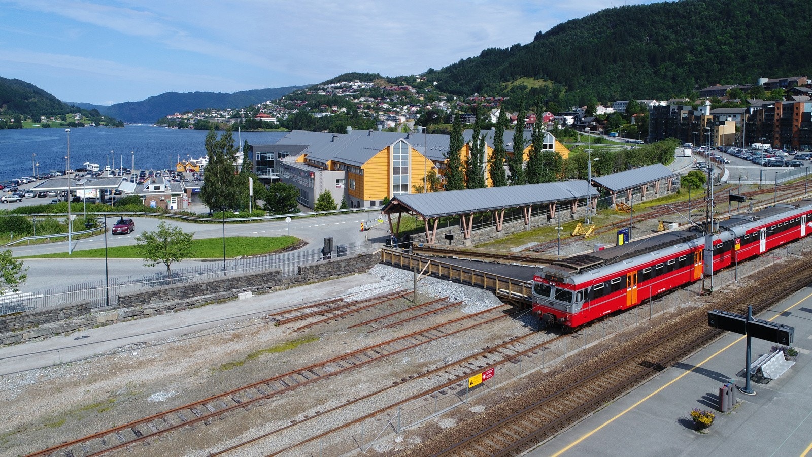 Bildet viser Øyrane Torg med flere butikker og ulike servicetilbud samt Arna stasjon med rask togforbindelse til Bergen sentrum. Galleribilde