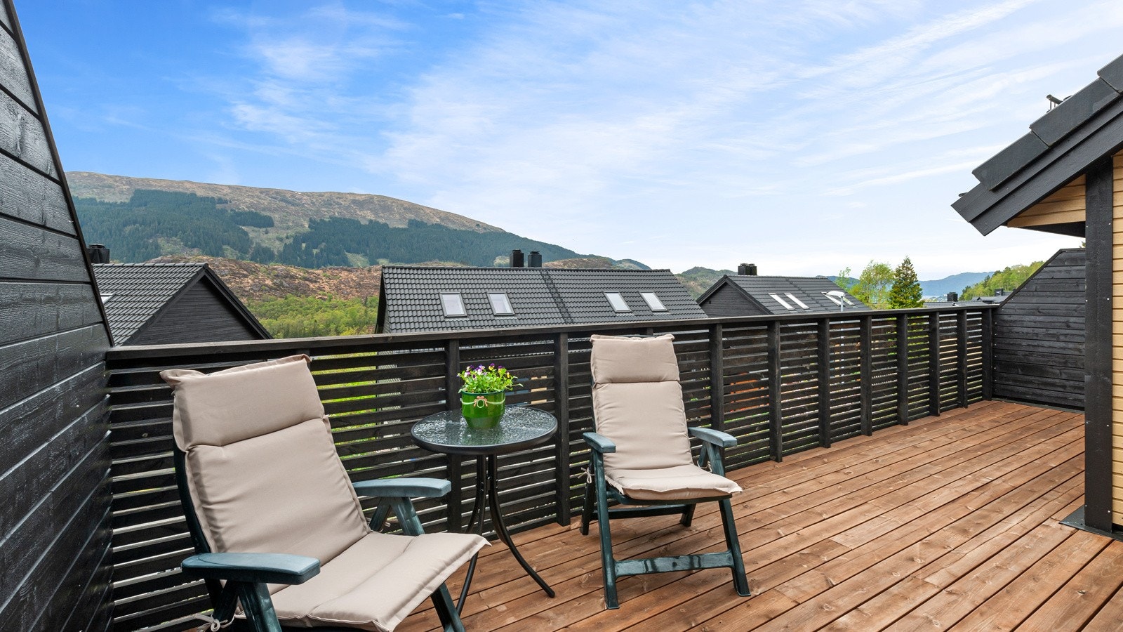 Fra stuen er det adkomst til en stor og solrik terrasse med fri utsikt (areal 30 m2). Det er god plass til utemøblement og grill etc. Galleribilde