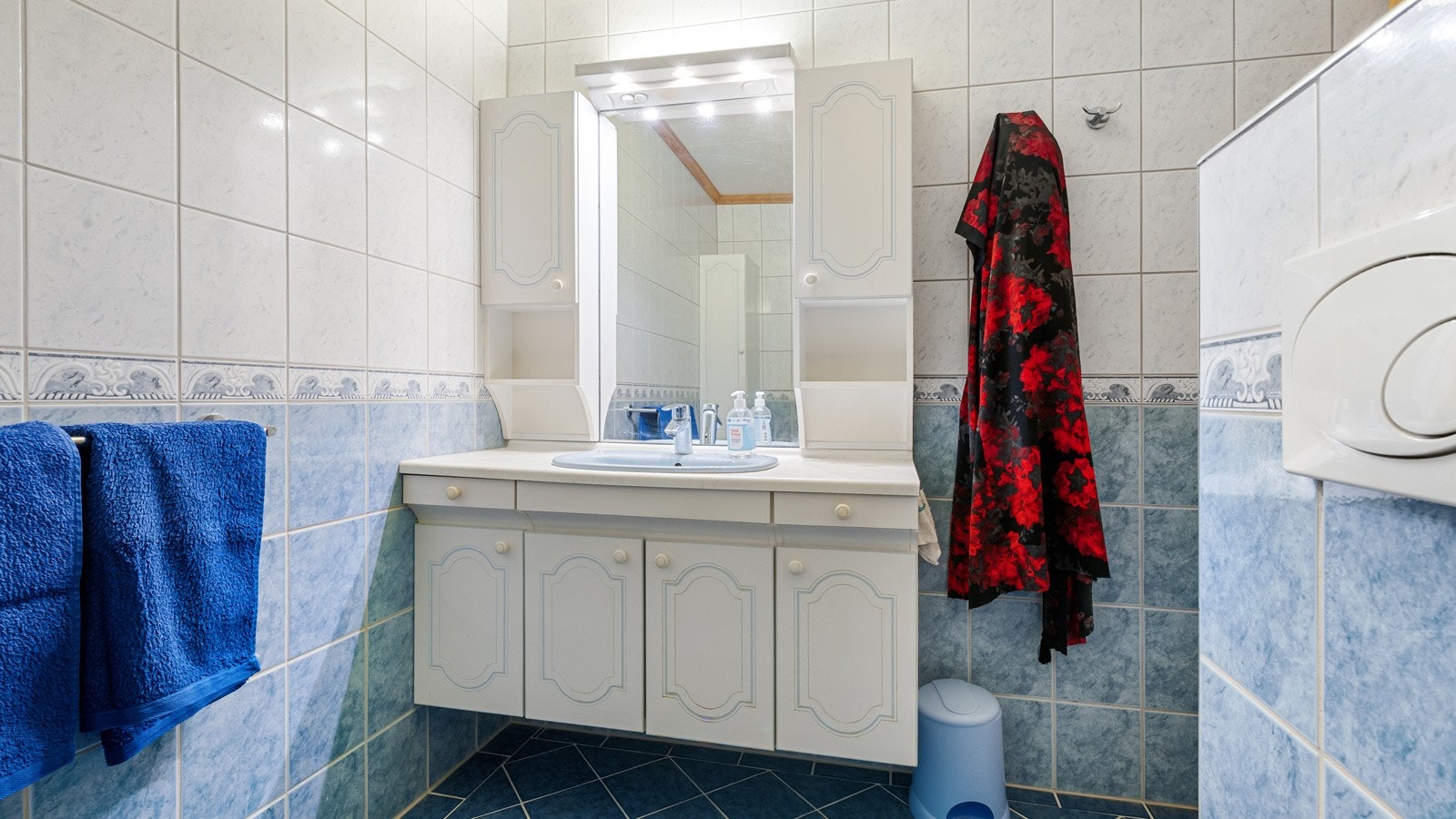 Det er 2 baderom i boligen og separat vaskerom. Bildet viser badet i 1. etasje. Galleribilde