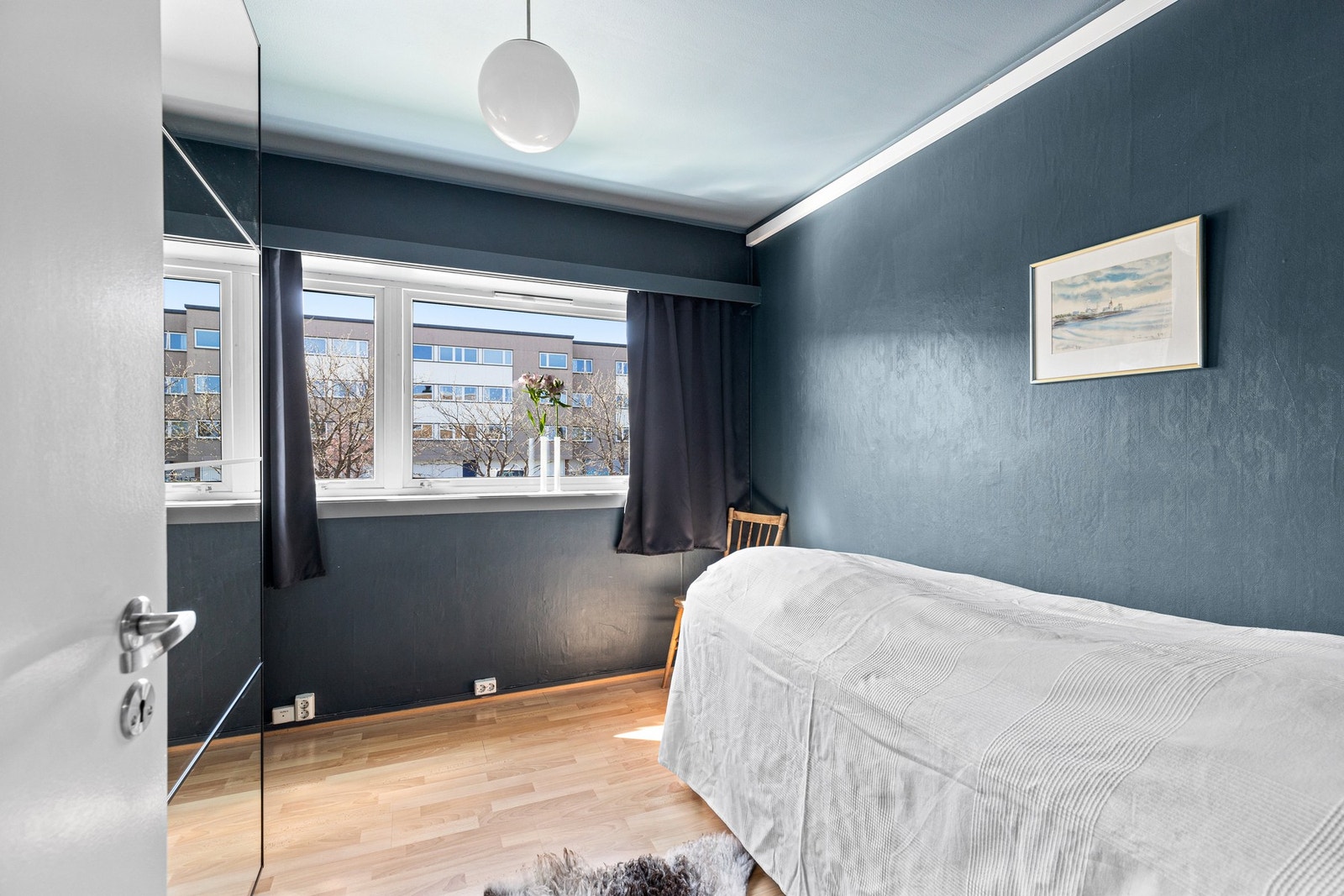 Fint soverom på 8,5 kvm med garderobeløsning. Galleribilde