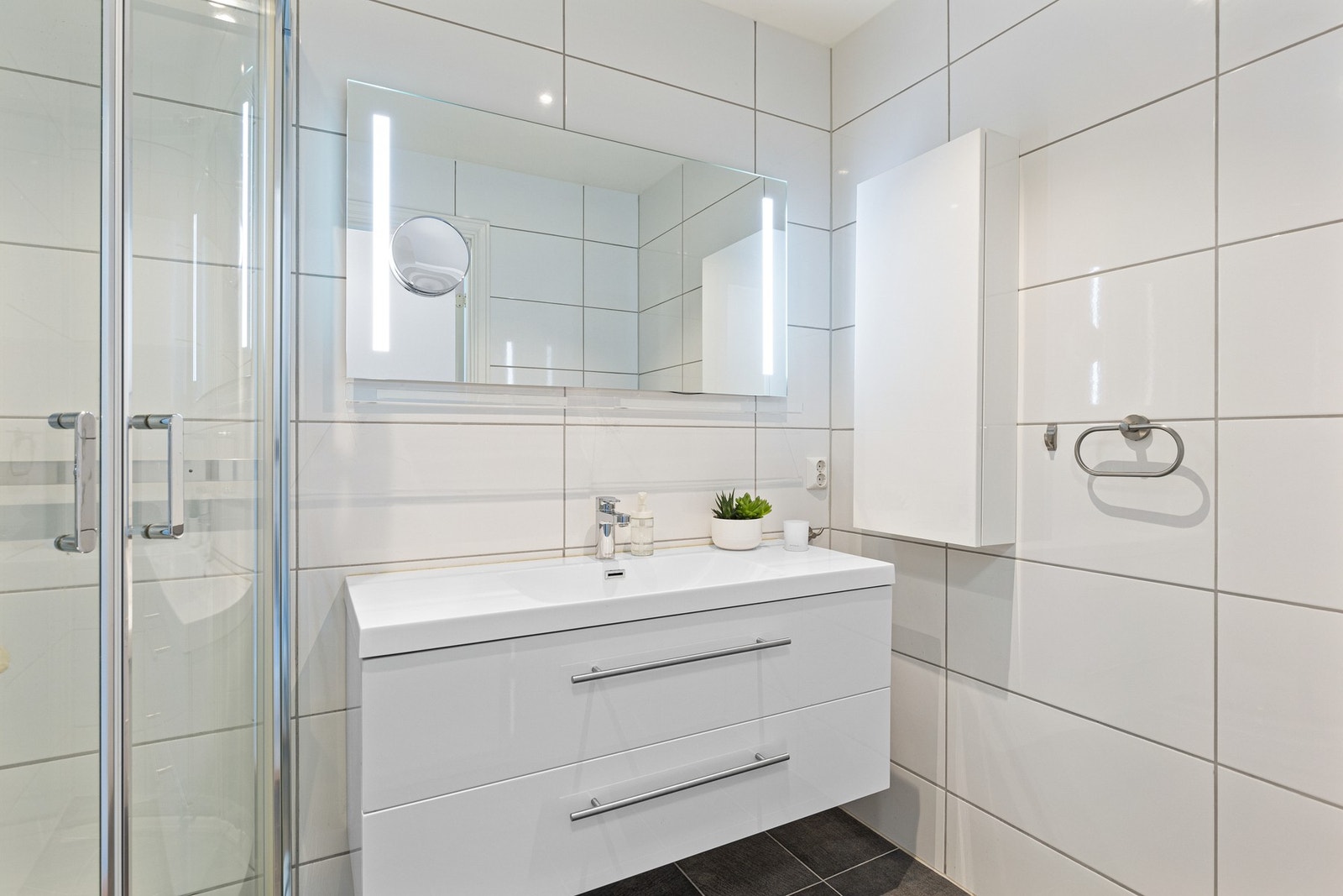 Pent og moderne bad fra 2017 med opplegg for vaskemaskin. Galleribilde