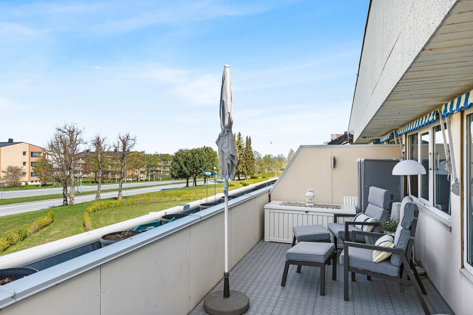På balkongen er det god plass til en større sittegruppe. Galleribilde