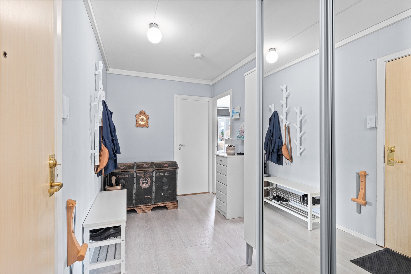 Stor og fin gang/entrè på 14 kvm med fin garderobeløsning. Galleribilde