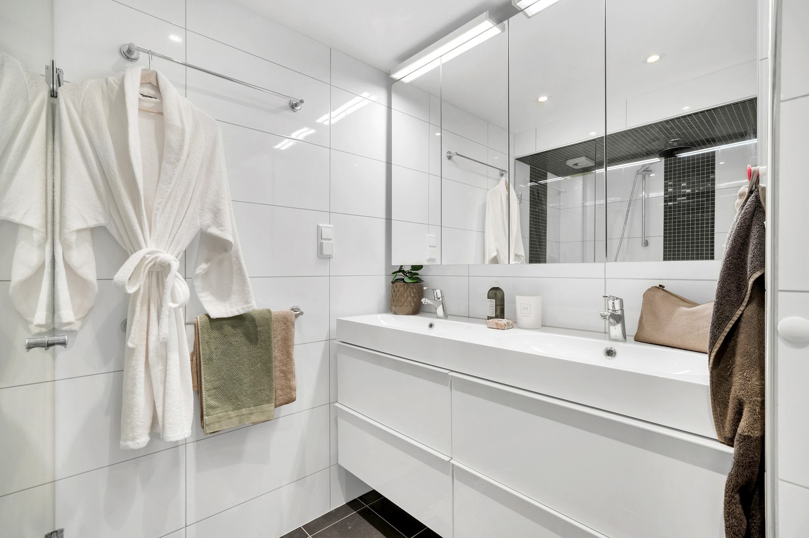 Delikat flislagt bad, med behagelig gulvvarme og downlights i himling. Galleribilde
