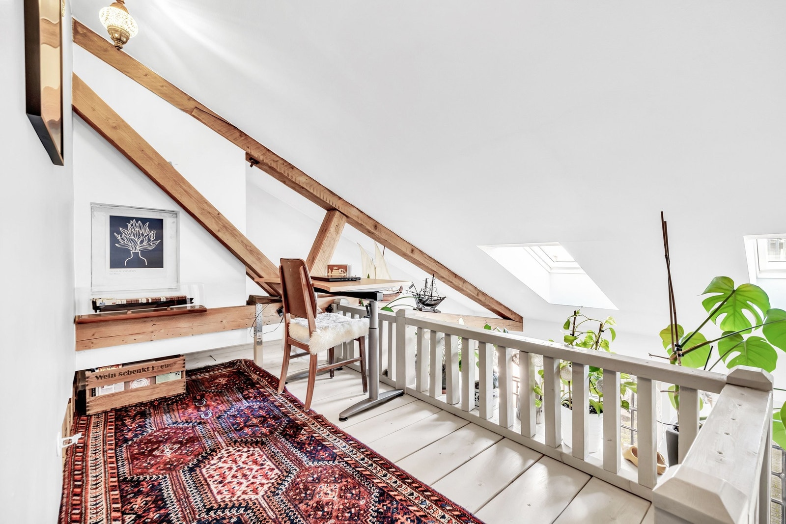 Praktisk hems, nybygd i 2019, kan benyttes som kontor, soveplass eller til oppbevaring. Galleribilde