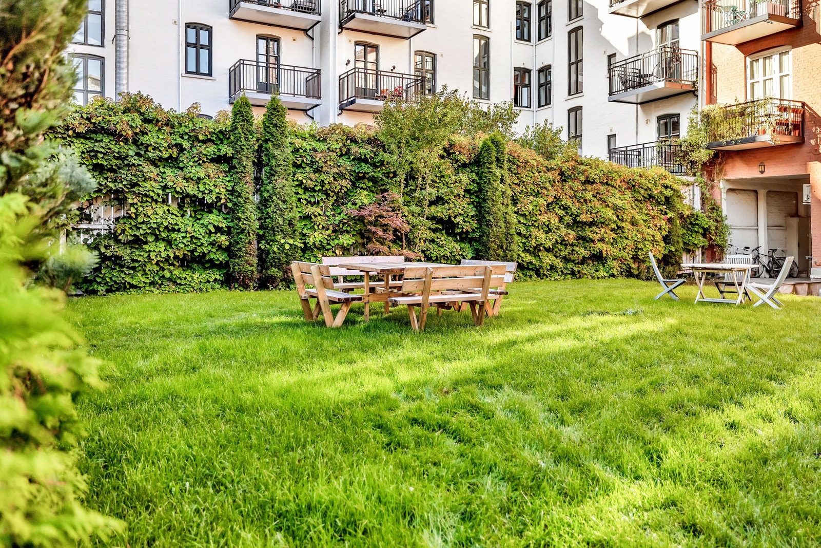 Borettslaget har flotte felles uteområder med sittegrupper, perfekt for å nyte solrike dager eller sosiale sammenkomster. Galleribilde