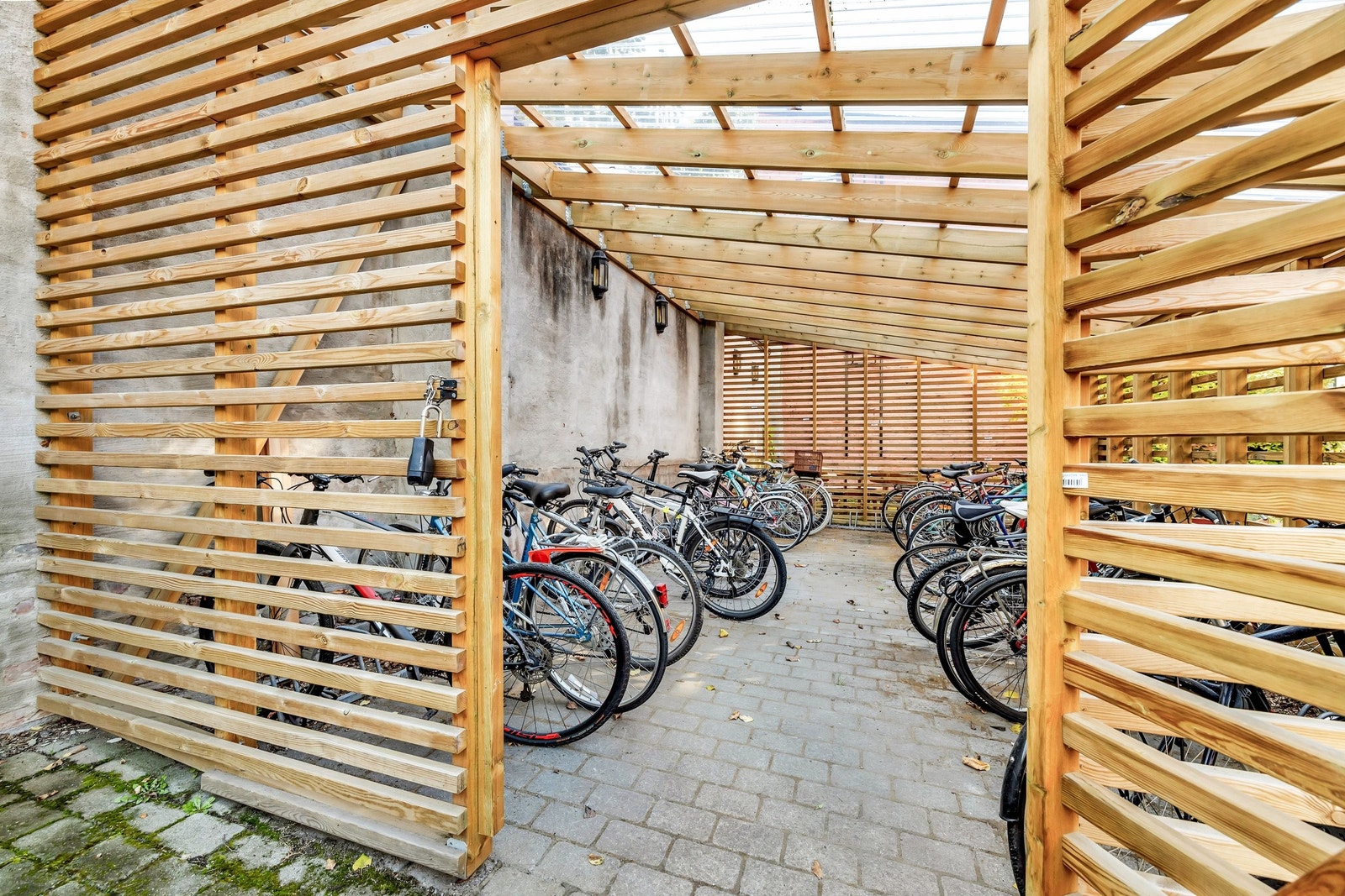 Borettslaget har sitt eget dekkede sykkelskur, ideelt for sikker og praktisk oppbevaring av sykler. Galleribilde