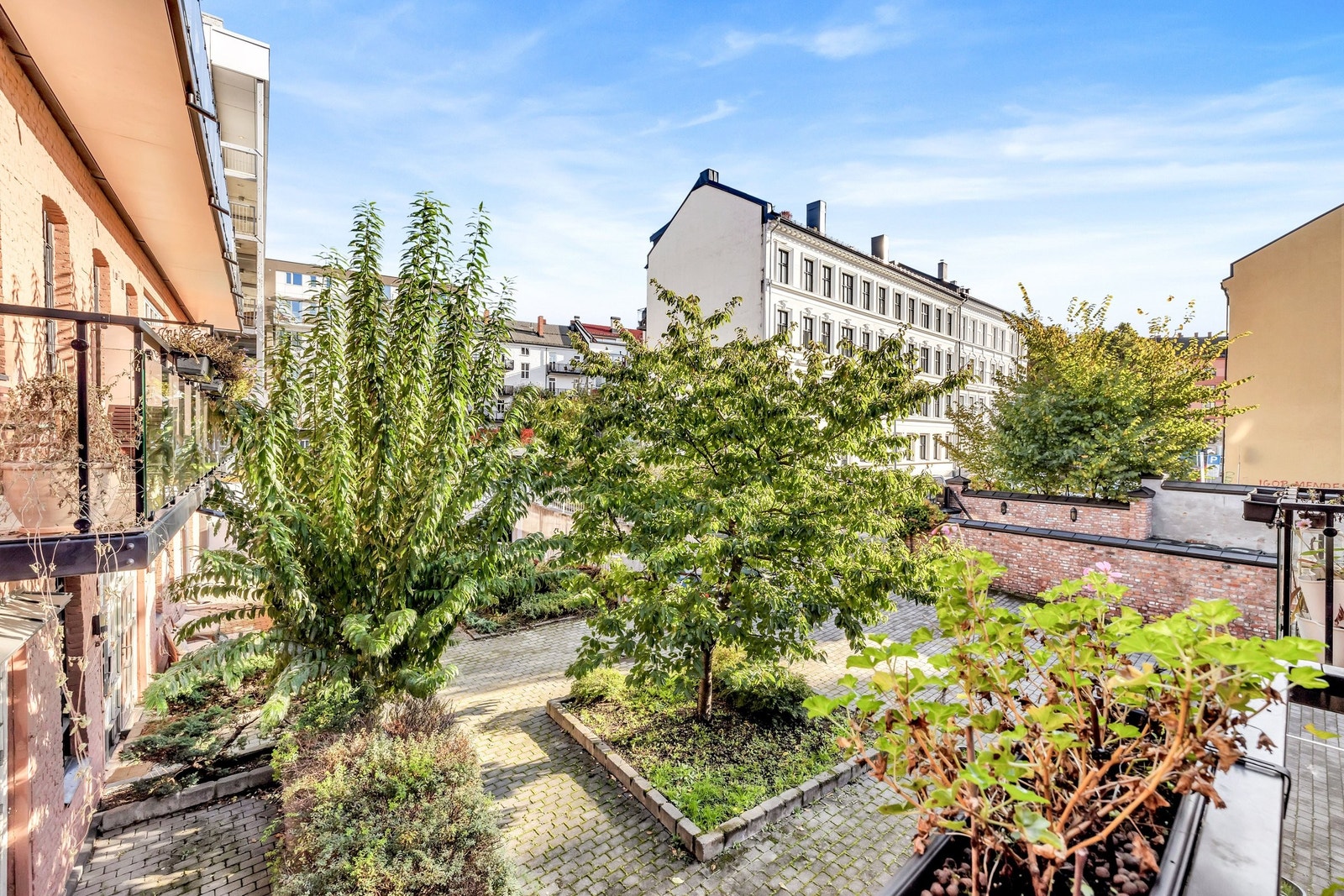 Fra balkongen kan du nyte en fantastisk utsikt over borettslagets fellesområder. Galleribilde