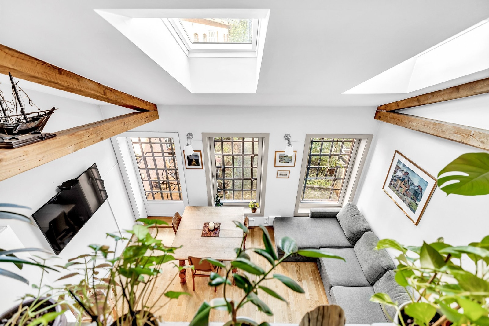 Velkommen til Sverres gate 3A – en unik og attraktiv arkitekttegnet fabrikkleilighet over to plan, hvor historie møter moderne eleganse. Galleribilde