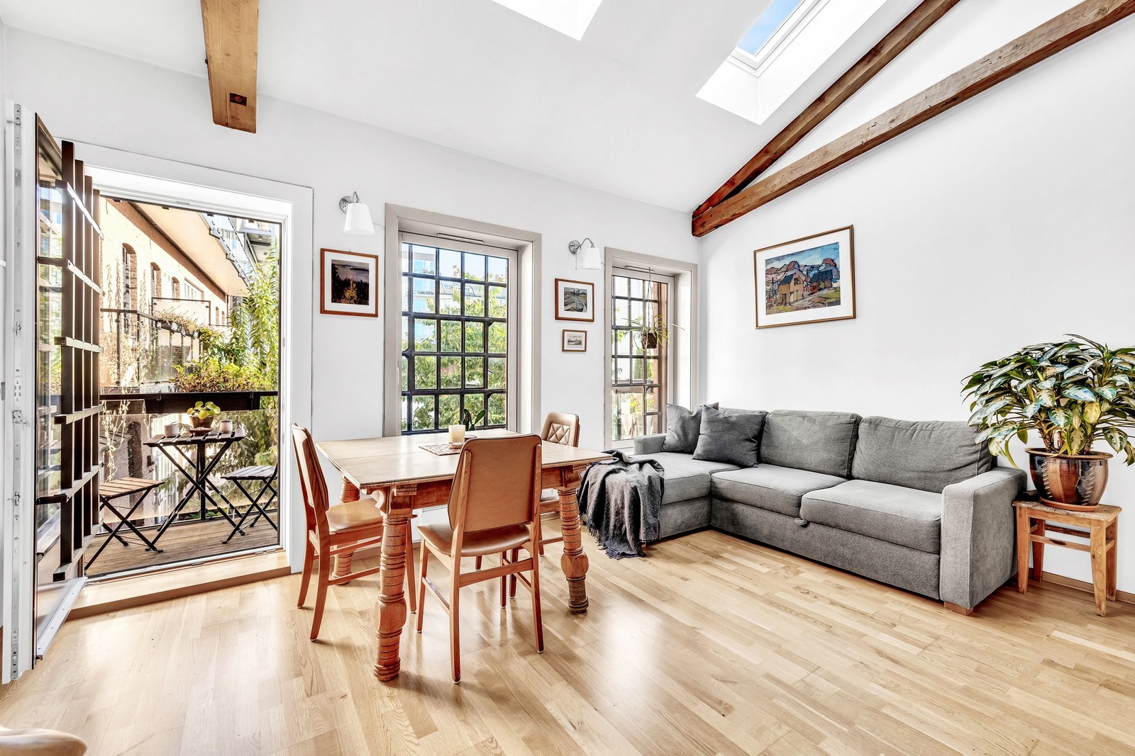 Leiligheten har flere sjarmerende trekk, inkludert god takhøyde, nydelige takbjelker og store vindusflater, som skaper fantastiske lysforhold og en hyggelig atmosfære. Galleribilde