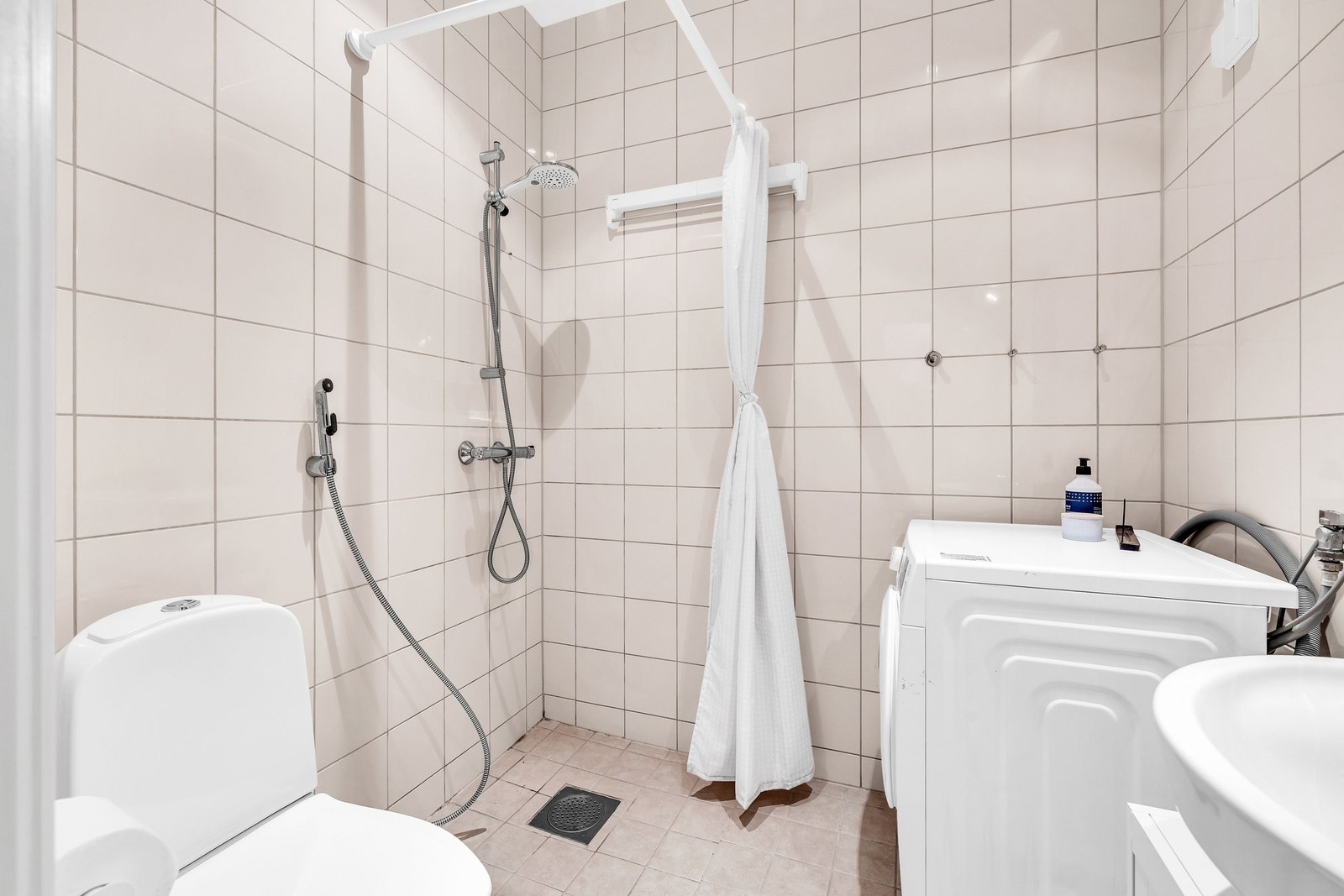 Flislagt bad fra 2005 med gulvvarme gir deg komfort og stil på badet. Galleribilde