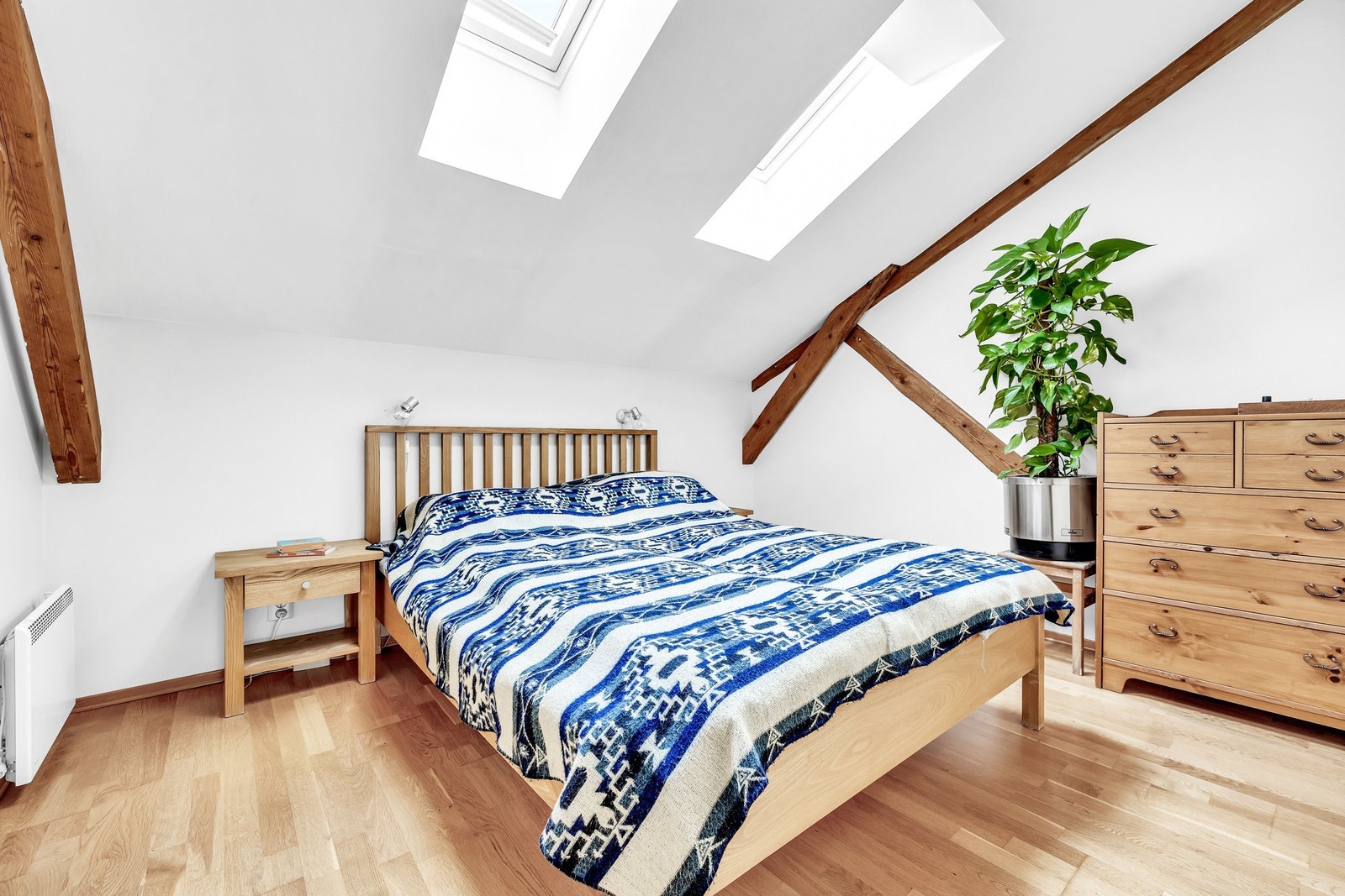 På det største rommet er det god plass til dobbeltseng, nattbord og garderobeløsning, slik at du kan skape ditt eget fredelige tilfluktssted. Galleribilde