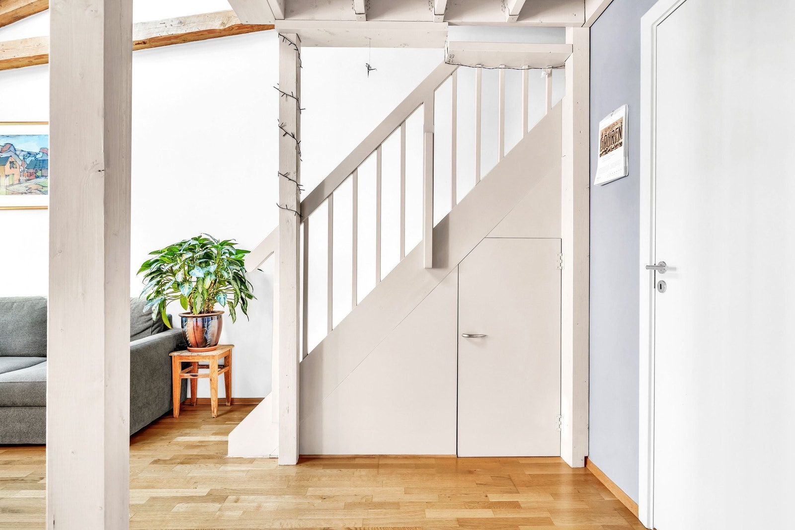 En av de mange gode oppbevaringsmulighetene i leiligheten er dette praktiske skapet under trappen, bygd i 2022. Galleribilde