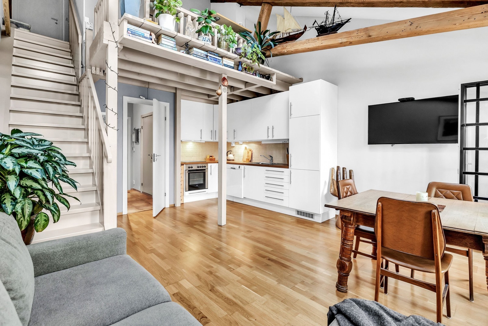 Praktisk hems, nybygd i 2019, kan benyttes som kontor, soveplass eller til oppbevaring. Galleribilde