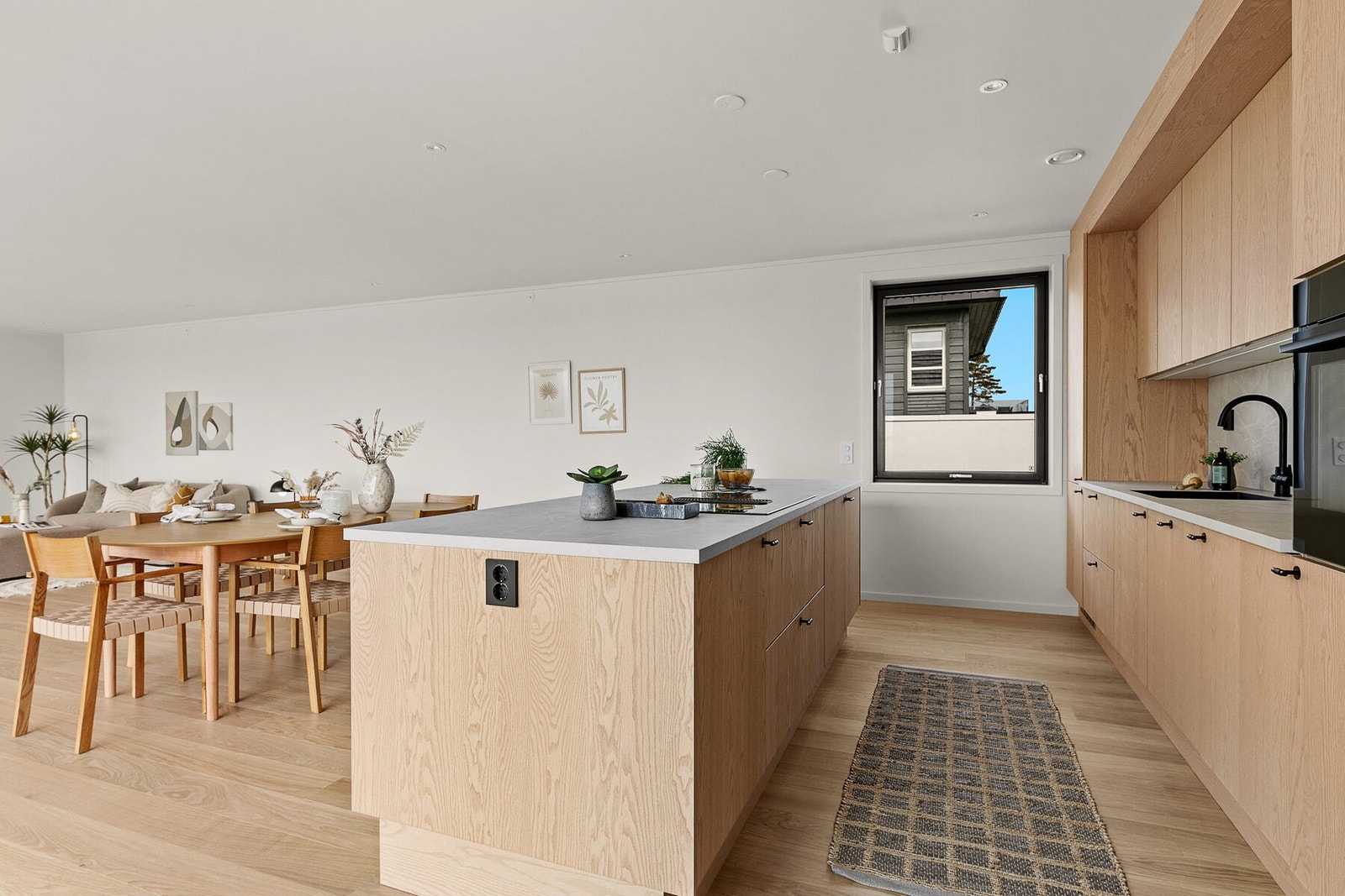 Praktisk lagt opp med mulighet til å gå rundt kjøkkenøya på alle sider Galleribilde