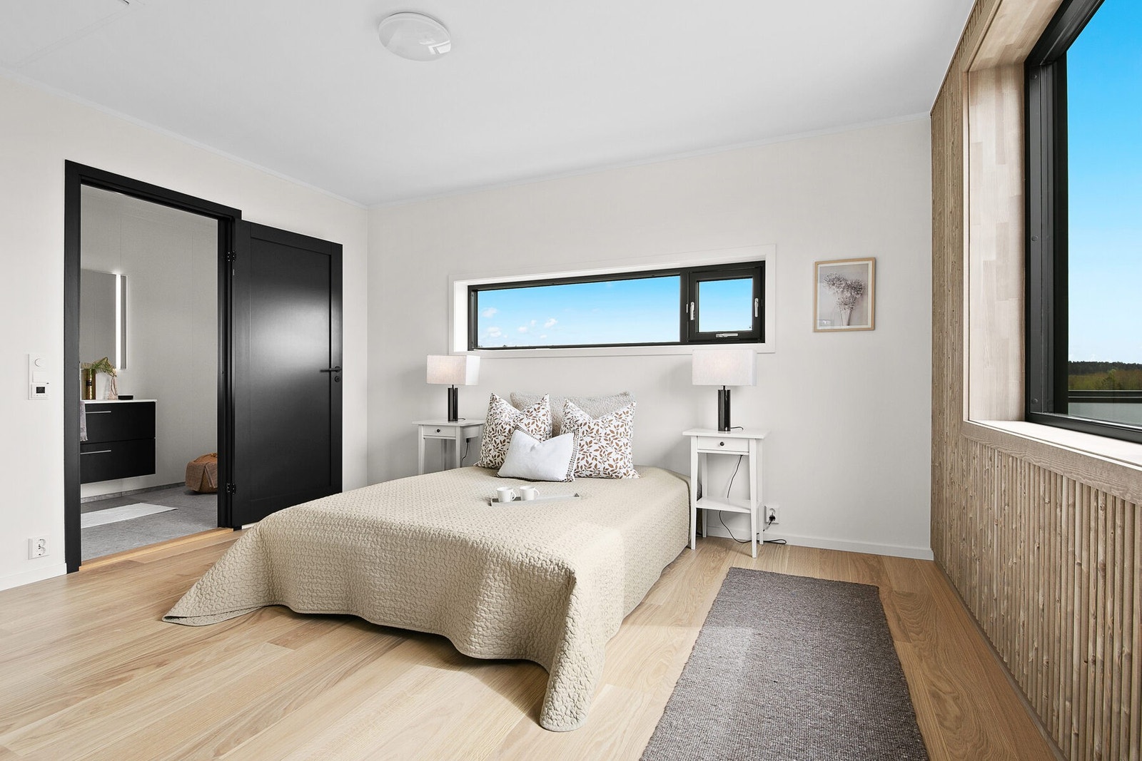 Stort hovedsoverom bak kjøkkenet med eget bad. Galleribilde