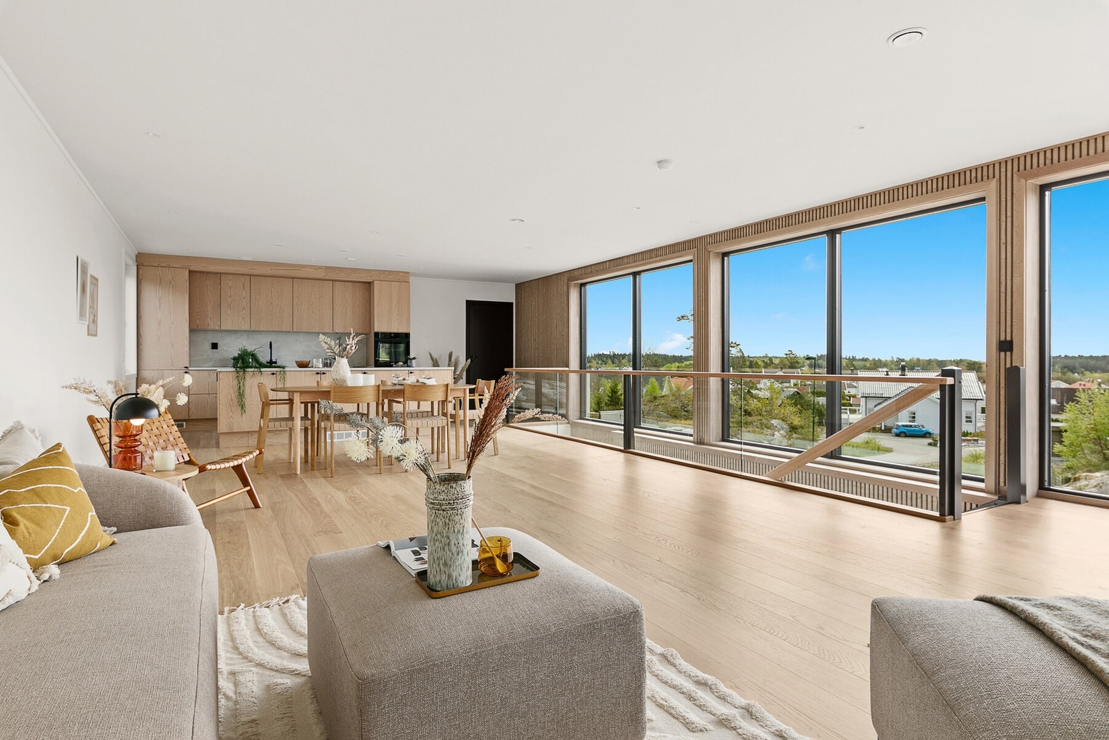 Store vindusflater mot syd gir godt med lys Galleribilde