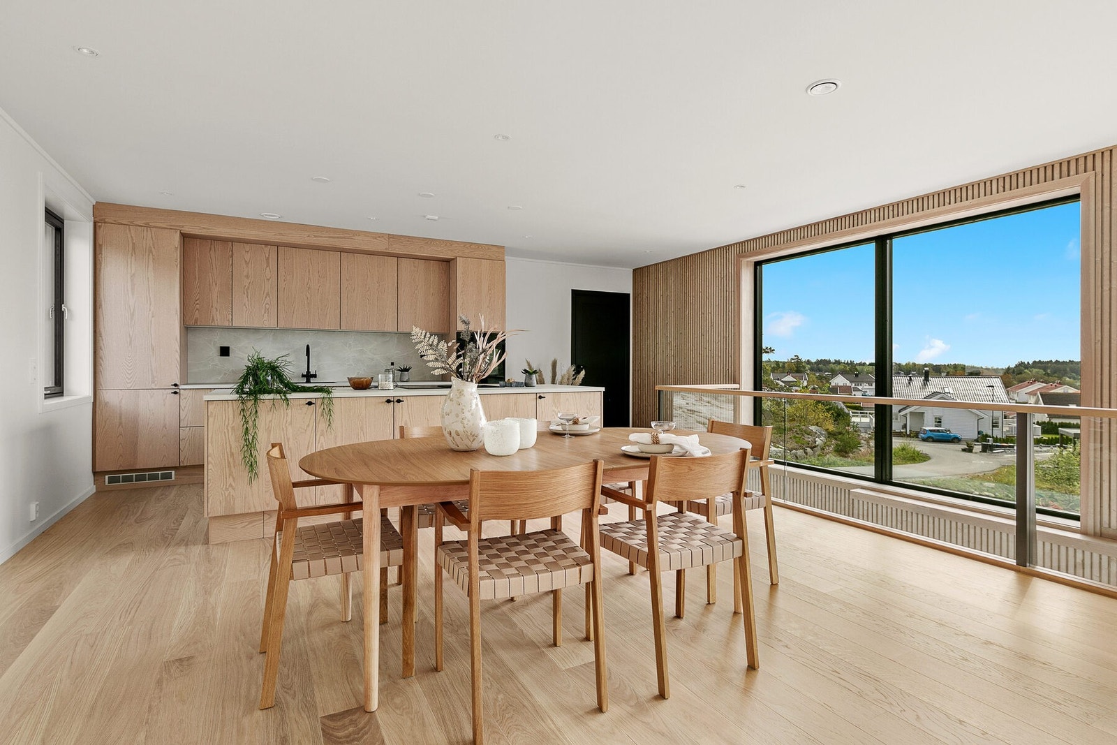 Stort kjøkken med spiseplass Galleribilde