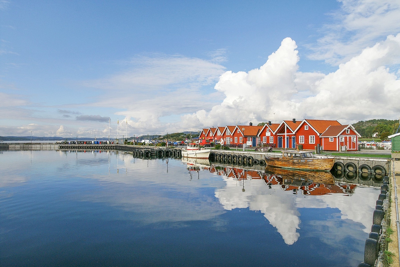 Marinaen i Helgeroa er et yndet turistmål - her finner du flere restauranter, kiosk og isbar Galleribilde