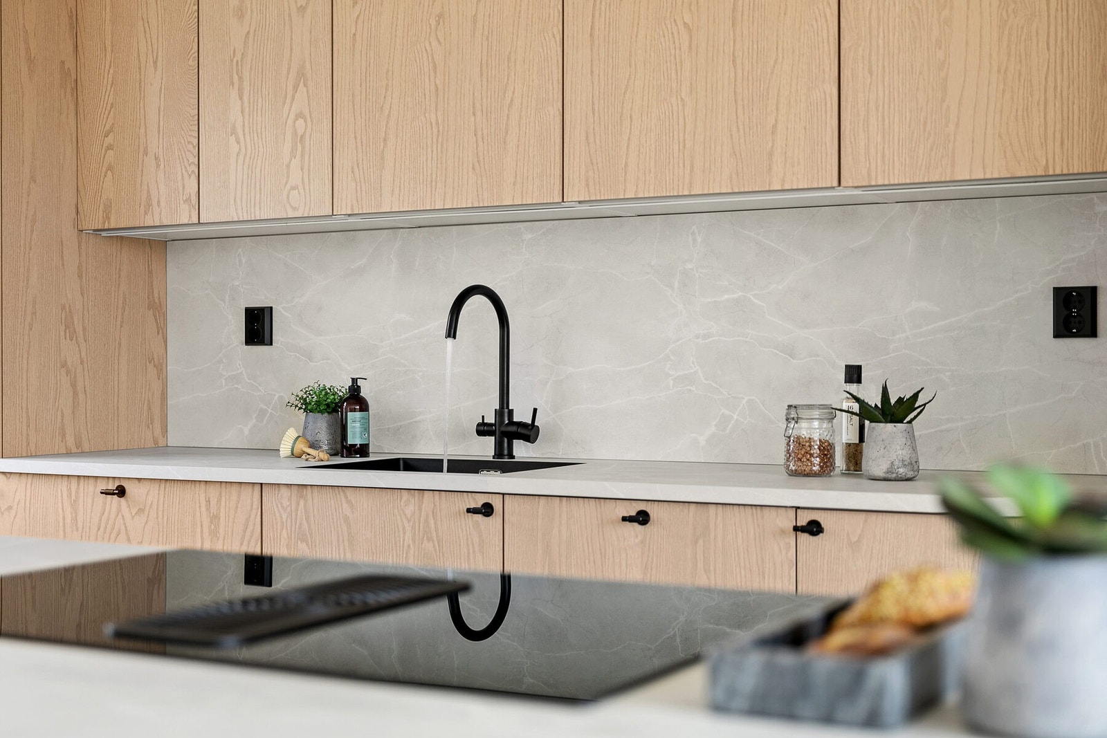 Kjøkken med stor kjøkkenøy og godt med benkeplass Galleribilde