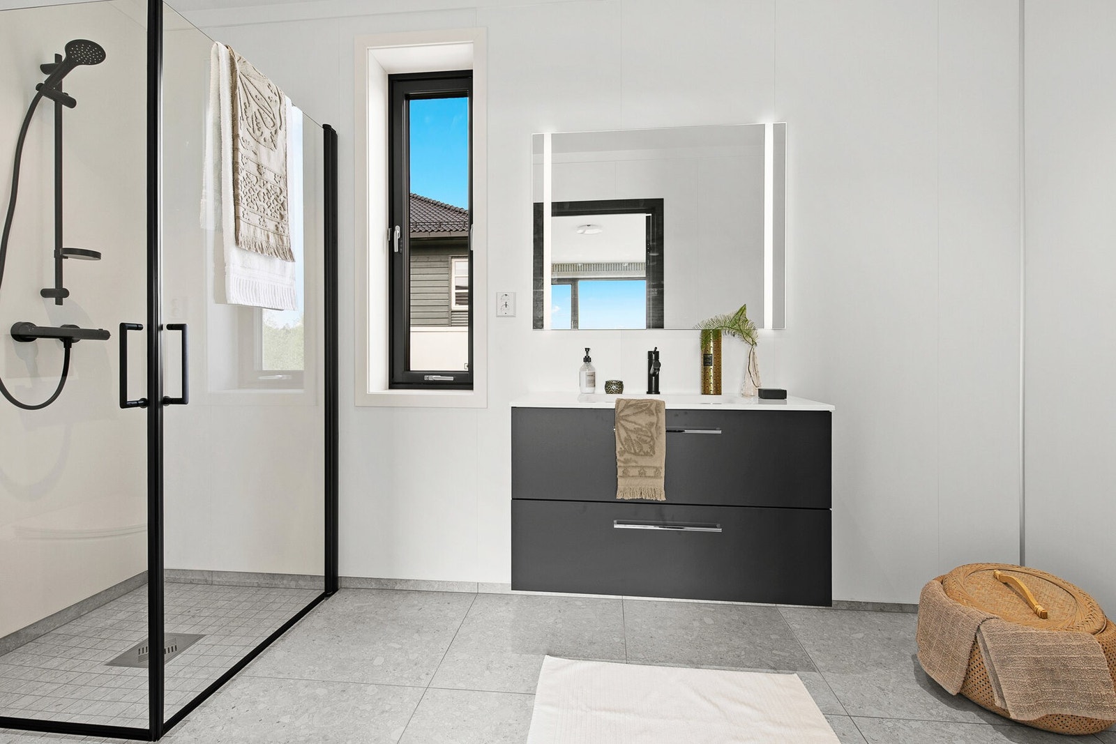 Lekkert bad i tilknytning til hovedsoverommet Galleribilde