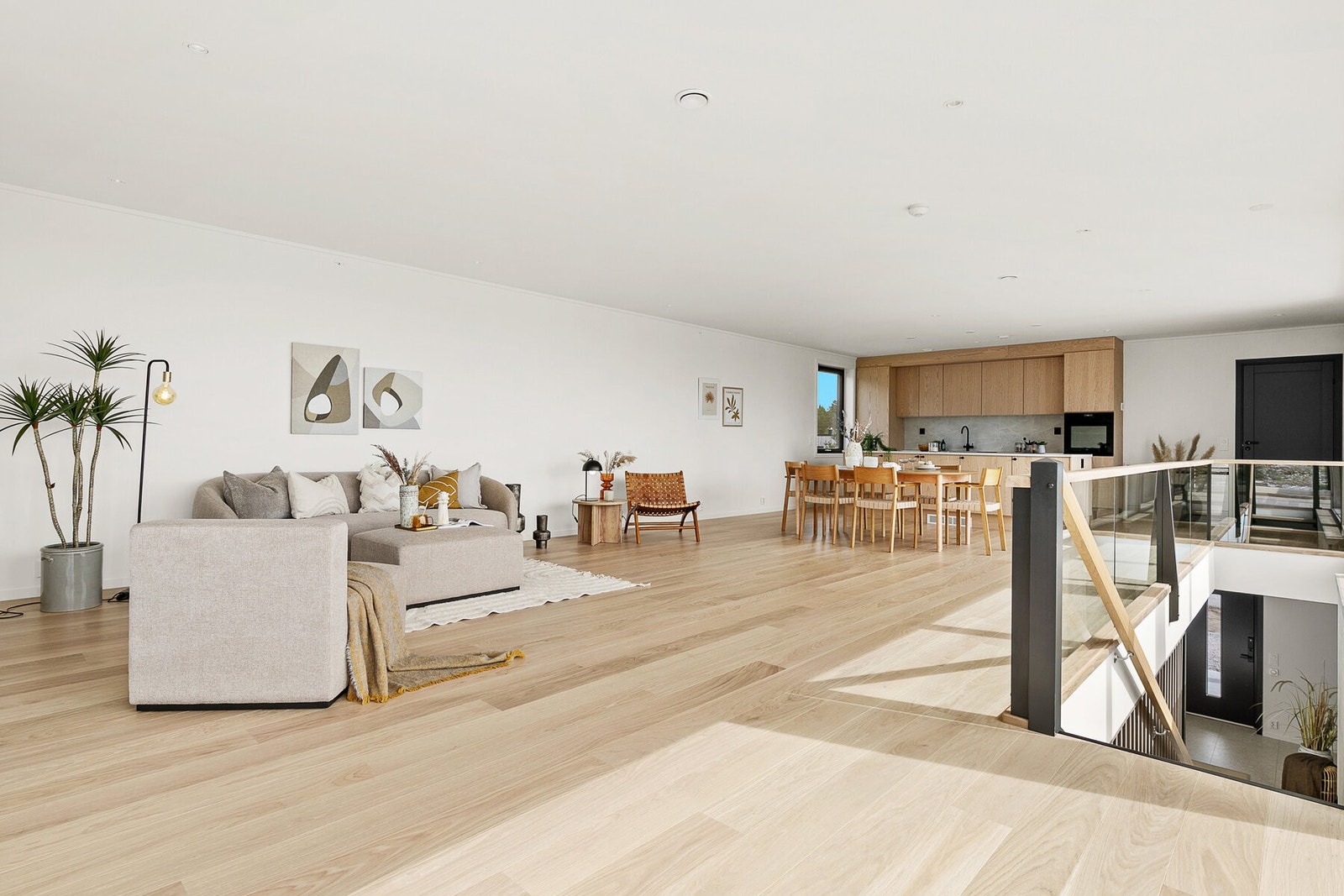 Boligen har et gjennomgående moderne uttrykk med gode materialvalg Galleribilde