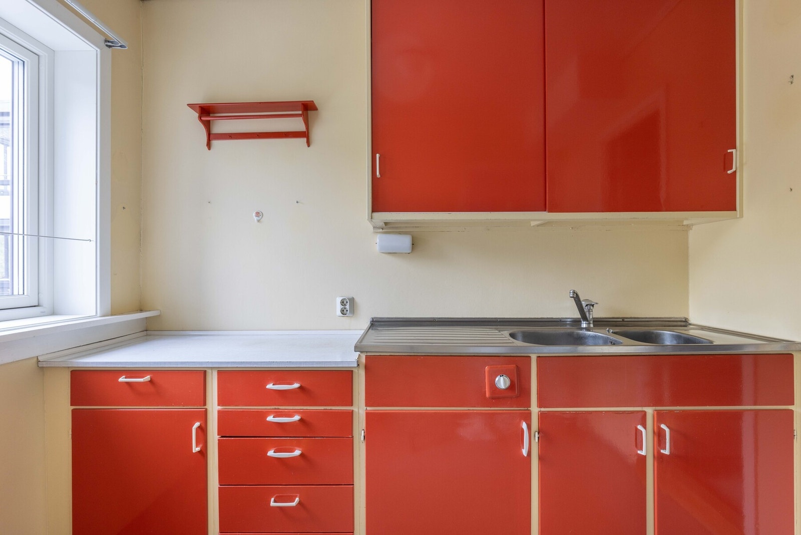 Kjøkkenet er av god størrelse på 7,2 kvm. og er direkte tilnkyttet vaskerom like ved Galleribilde