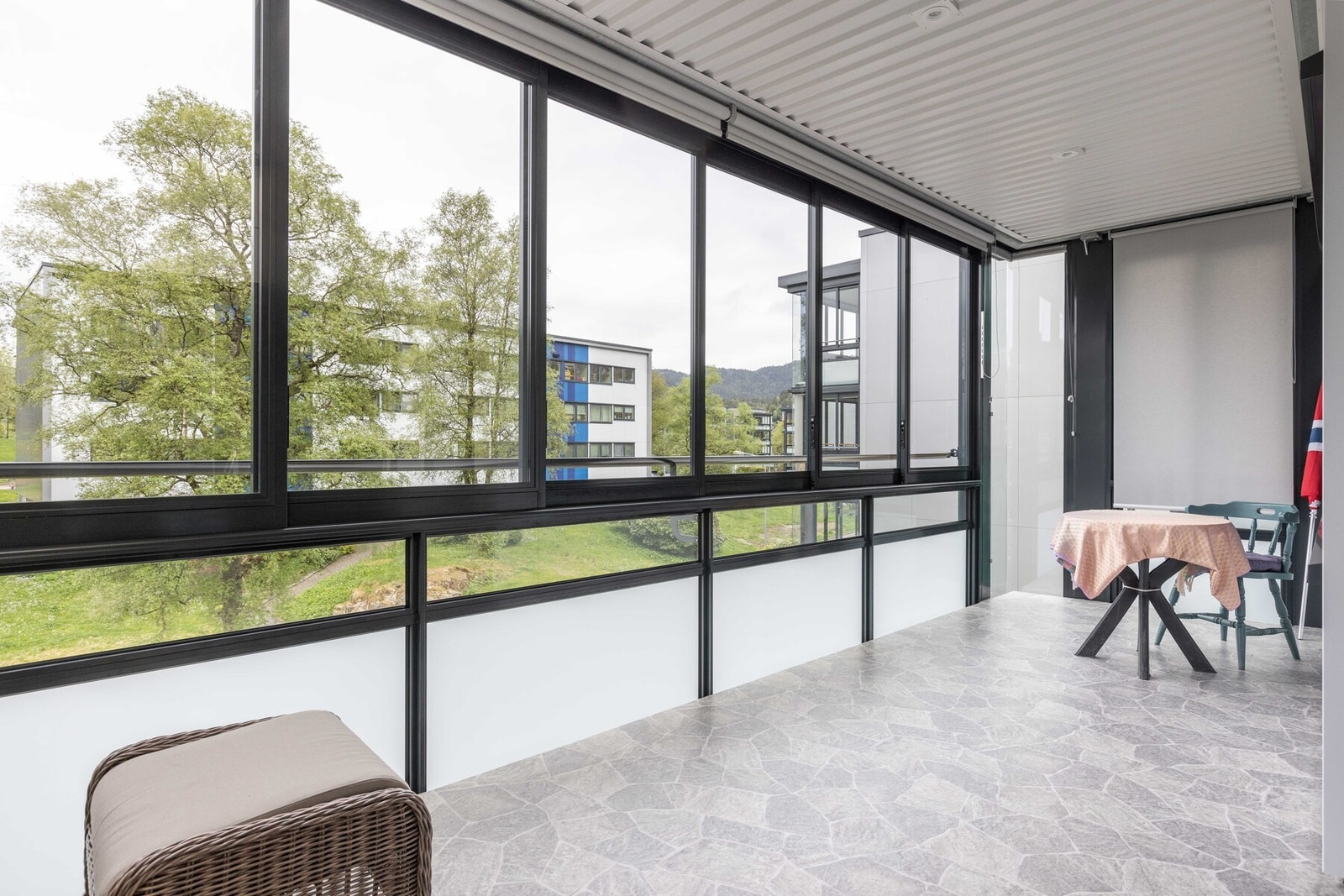 Leiligheten ligger i byggets øverste etasje, og har en fri og frodig utsikt fra balkongen, uten bebyggelse like foran Galleribilde