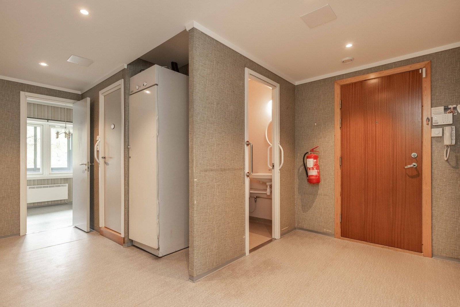 Leiligheten består av entré, stue/spisestue, kjøkken, bad, toalettrom, vaskerom og to soverom. Galleribilde