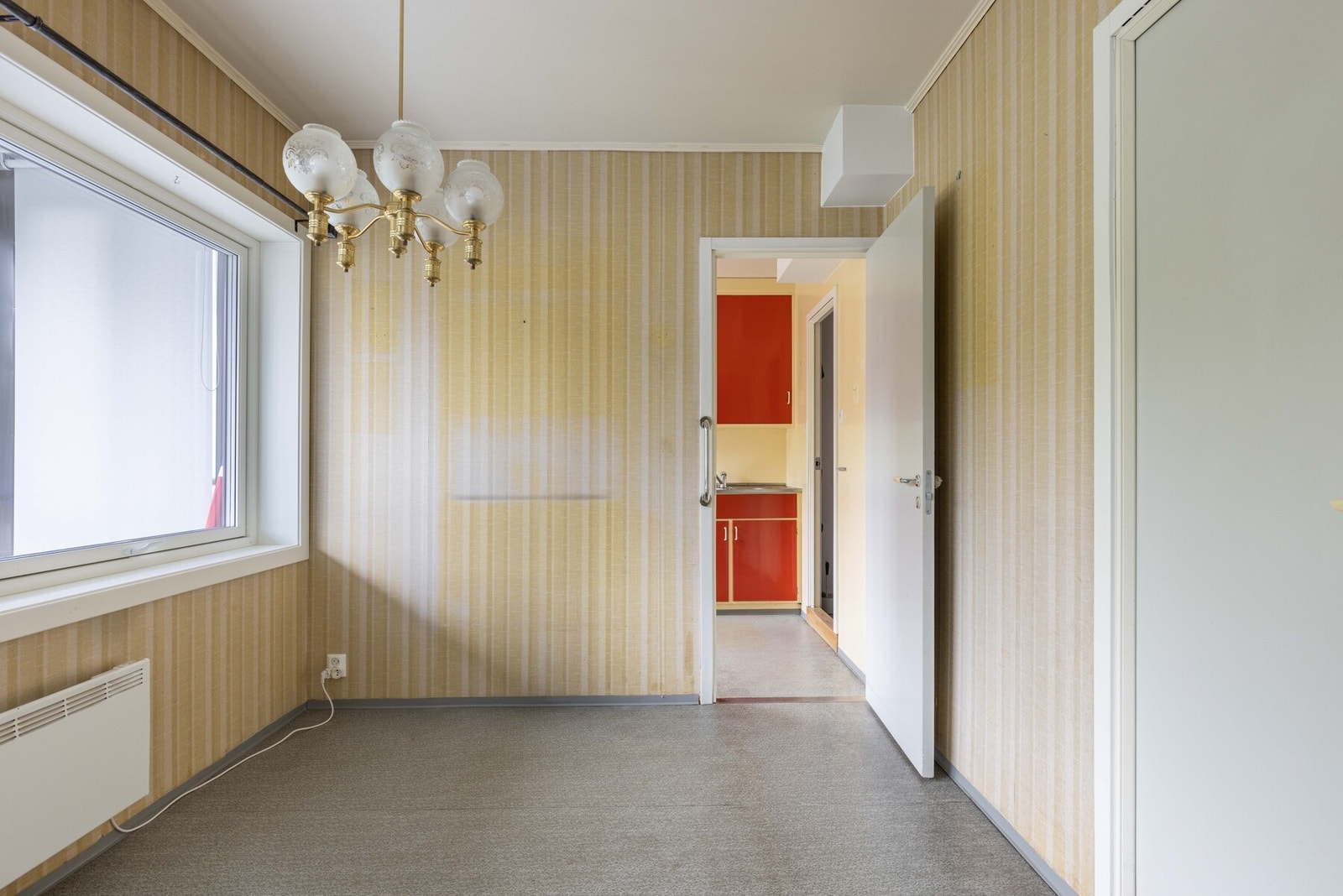 Videre kommer vi til spisestue og kjøkken Galleribilde