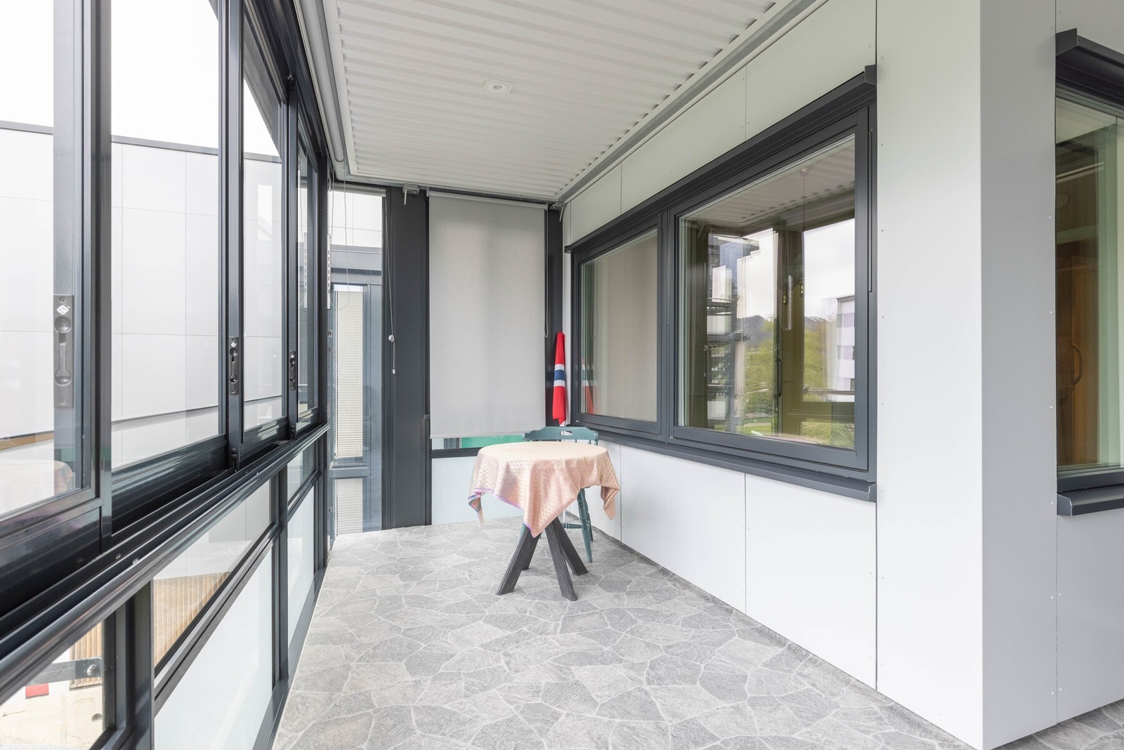 Balkongen er på hele 17 kvm. Galleribilde