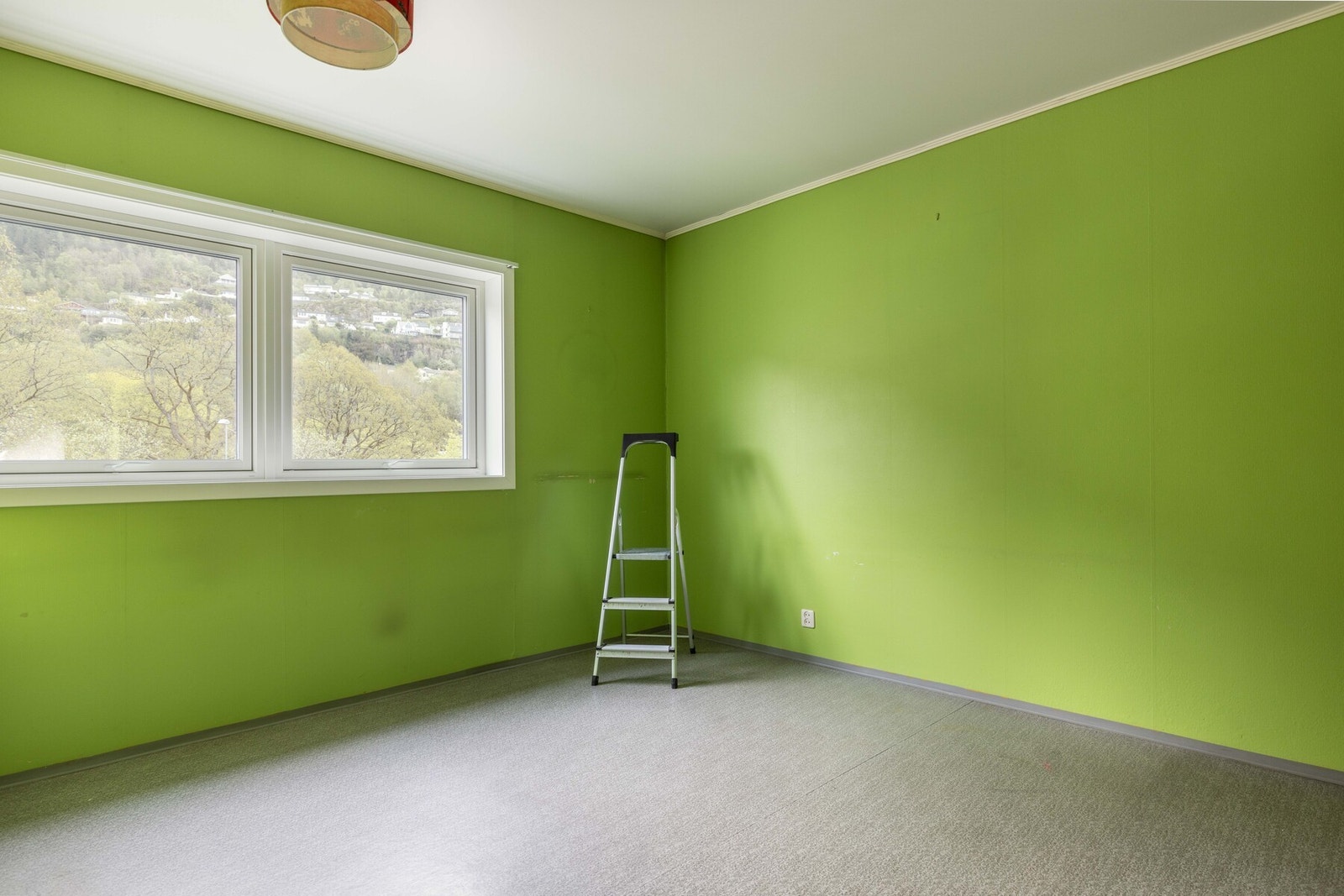 Fra øverste etasje får du fri utsikt uten innsyn, og en fin utsikt mot trær og beplantning på området Galleribilde