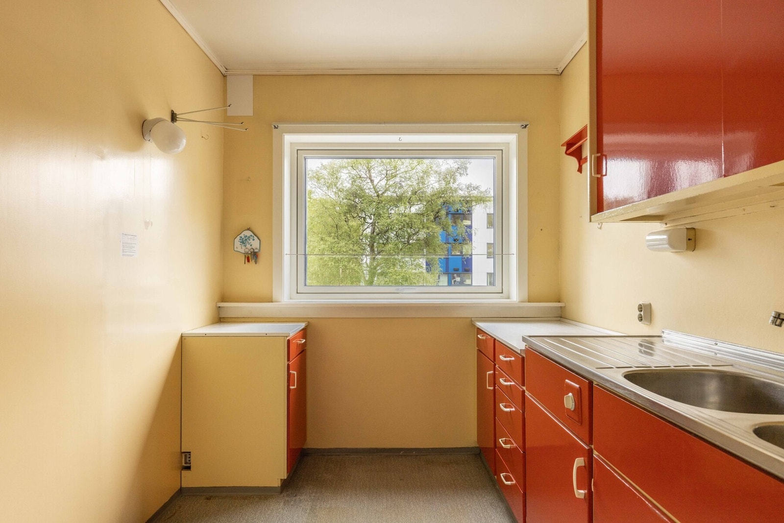 Stort vindu ut mot grøntareal sørger for en god atmosfære også her Galleribilde